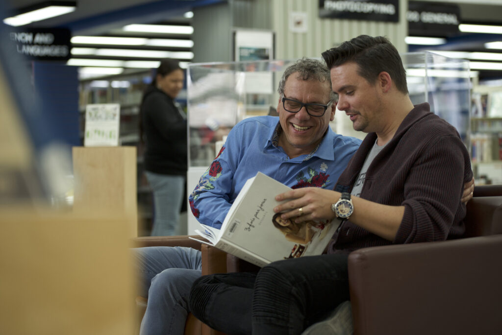 Couple LGBTQ Reading